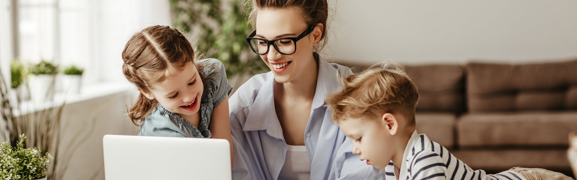 woman and kids looking at the laptop